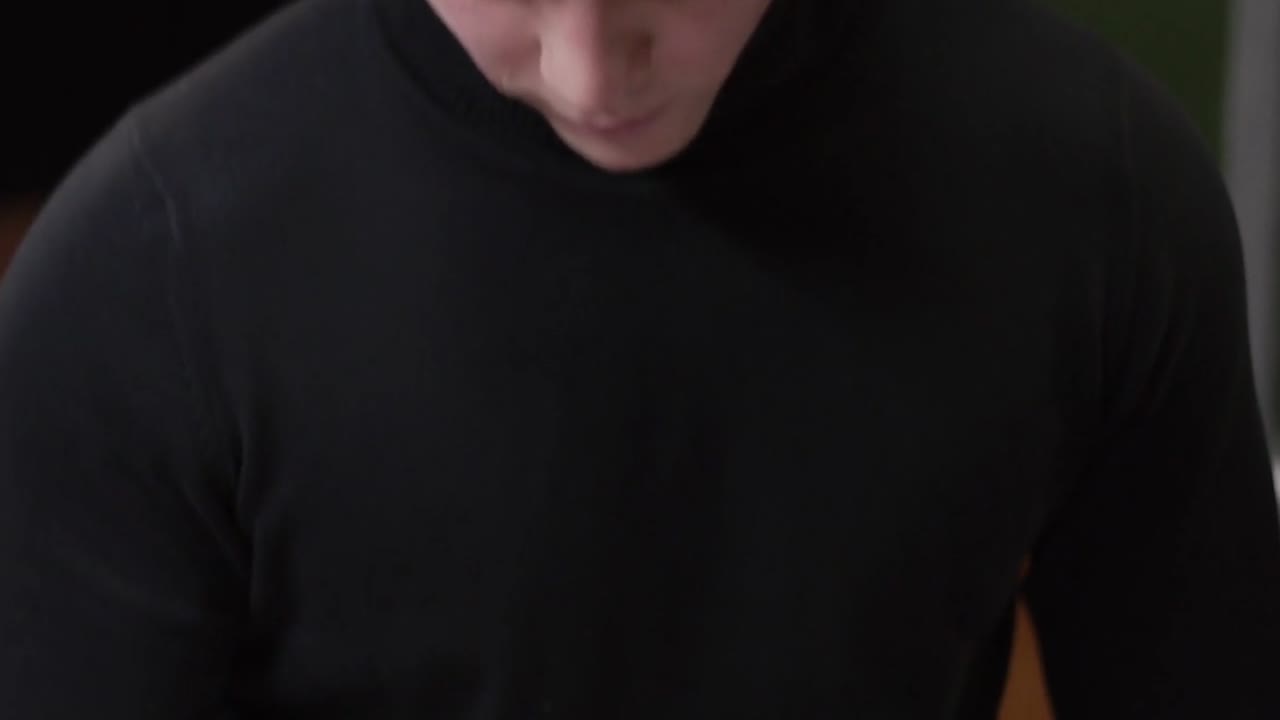 persona que mira los planos