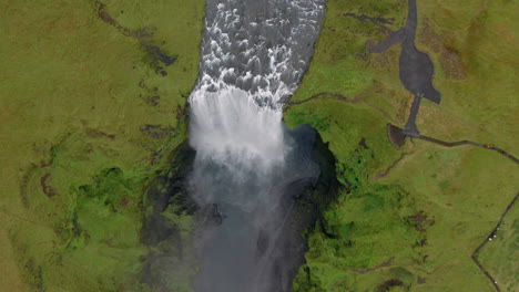 Antena:-Vista-De-Arriba-Hacia-Abajo-Y-Hacia-Atrás-De-La-Cascada-De-Skogafoss-En-Islandia