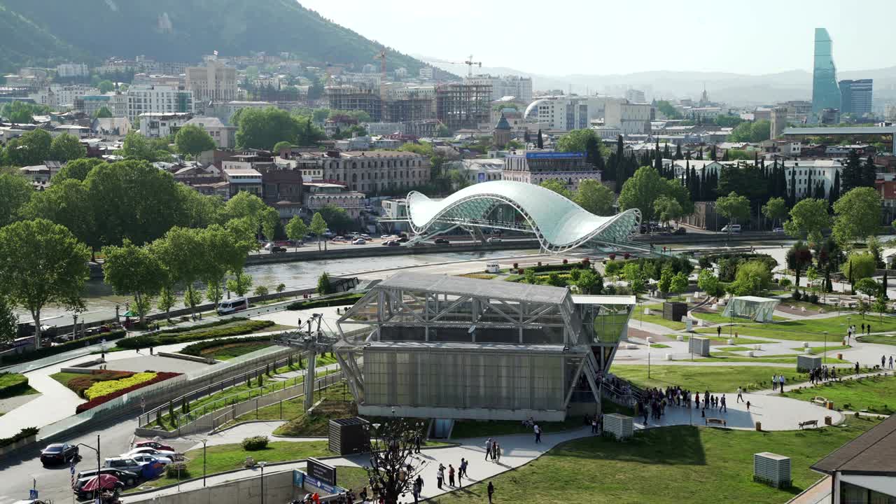 티블리시 시내의 전망과 케이블웨이