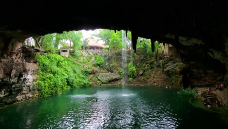 Enorme-Cueva-Con-Cascada-Y-Agua-Cristalina