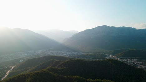 Imágenes-Aéreas-De-Drones-4k-De-Una-Puesta-De-Sol-Sobre-Montañas-Cerca-De-La-Ciudad-De-Kemer