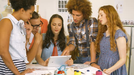 estudiantes de moda teniendo una reunión juntos