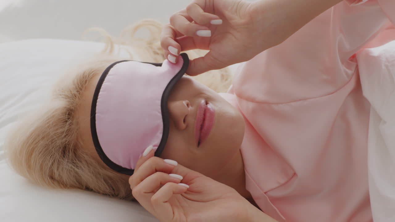 침대에서 깨어나는 여자