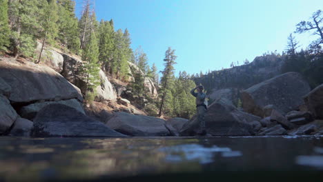 Kinofilmischer-Colorado-Fluss-Fliegenfisch-Fischer-Mit-Watvögeln,-Der-Rutenfischen-Verwendet,-Cheesman-Canyon-Deckers-Nadelbaum,-Immergrüner-Spätwinter,-Früher-Frühling,-Schattiger-Berghang,-Einzigartiger-Wasserwinkel,-Bewegung-Folgen,-4k