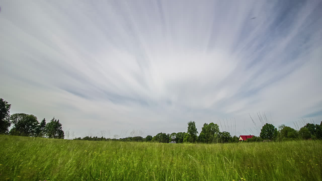 푸른 잔디밭 위로 빠르게 움직이는 구름, 푹신한 구름 뒤의 일몰, 시골 환경 - 시간 경과