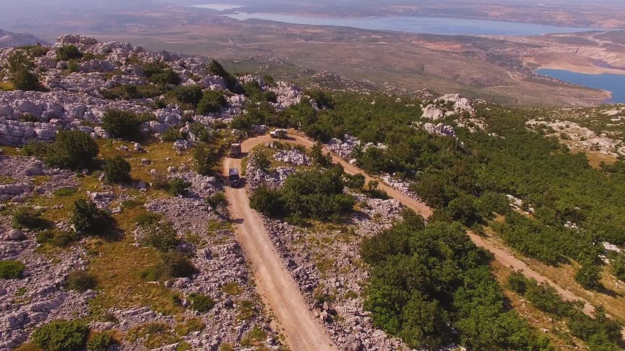 오프로드 자동차, 바위 및 녹색 자연, 백그라운드에서 바다