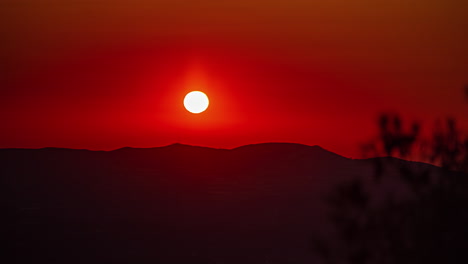 Lapso-De-Tiempo-De-La-Puesta-De-Sol-Detrás-De-Las-Colinas-Del-Monte-Olympos-En-Chipre