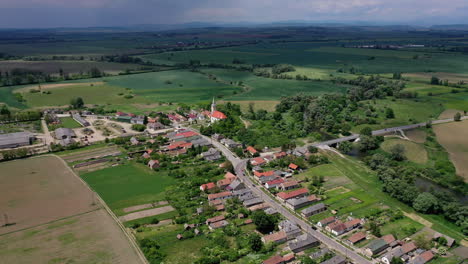 hermosa vista aérea sobre el pueblo de hungría