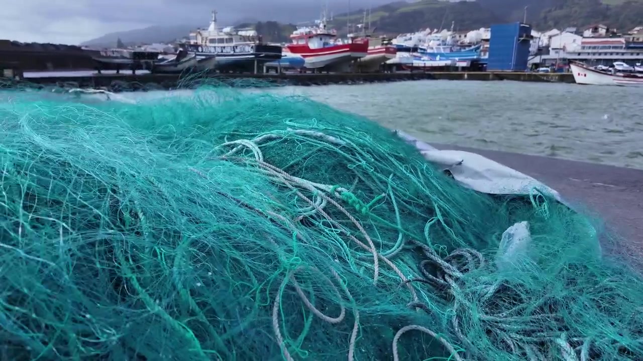 Scatto a mano libera di reti da pesca nel porto.