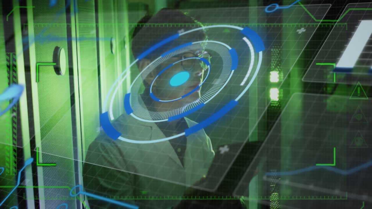 animación del procesamiento de datos sobre un trabajador masculino asiático en la sala del servidor