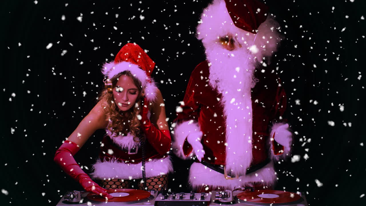 papá noel y la mujer con disfraces de navidad djing para la sesión de discoteca de navidad
