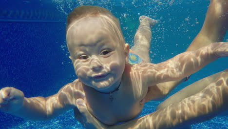 baby boy dives in the pool underwater video