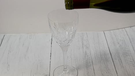 vino tinto que se vierte de una botella