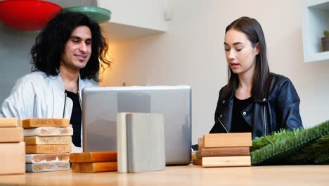 ejecutivo usando computadora portátil mientras desayuna