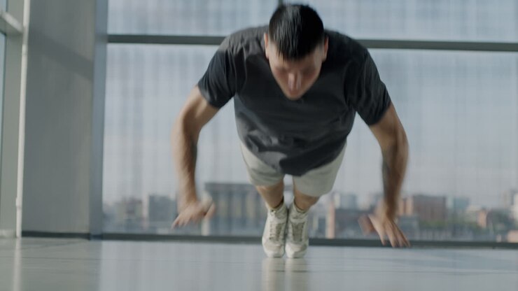 Uomo che fa flessioni in una palestra moderna
