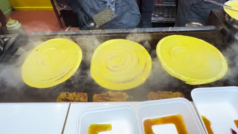 Comida-Callejera-India-Cocinando-Crepe-De-Masa-Dosa