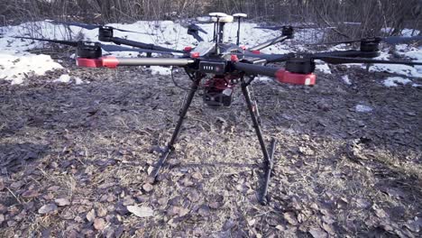 un avión no tripulado en un bosque nevado