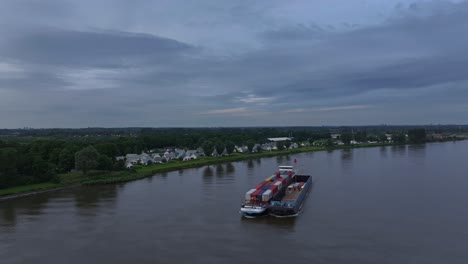 buque de carga sento en el río cerca de barendrecht, holanda del sur, países bajos