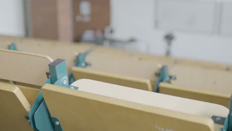 primer plano de los escritorios de asientos dentro de la clase, primer plano