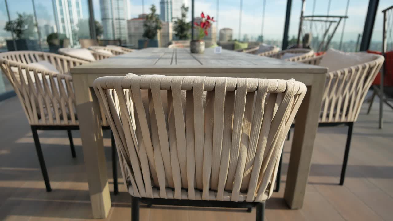 conjunto de comedor al aire libre con vista a la ciudad