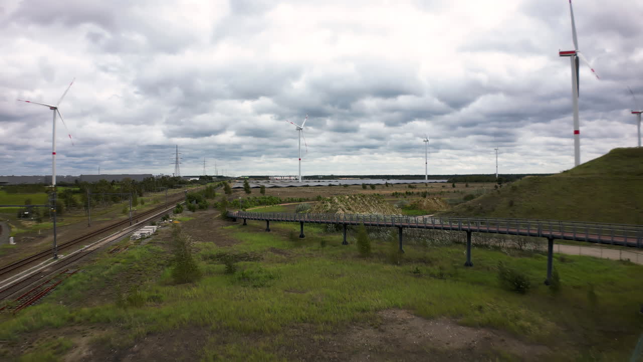 многие ветряные турбины вырабатывают энергию вблизи железных дорог, вид с воздуха