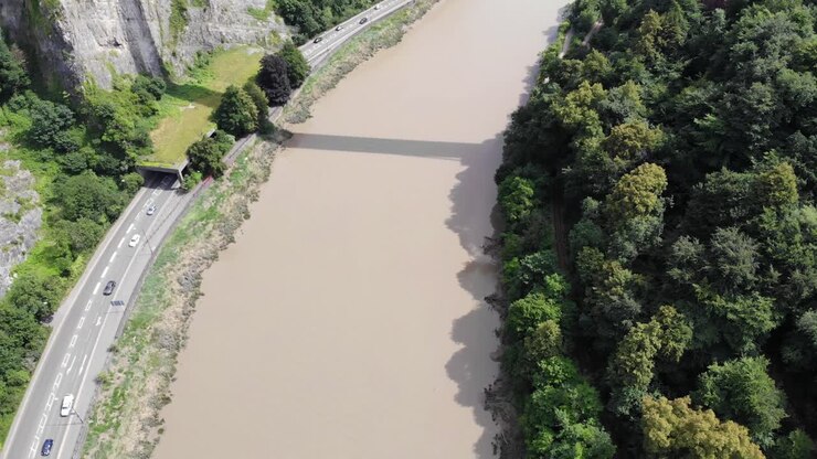 Inclinazione aerea sul fiume Avon con rivelazione del Clifton Suspension Bridge in una giornata di sole