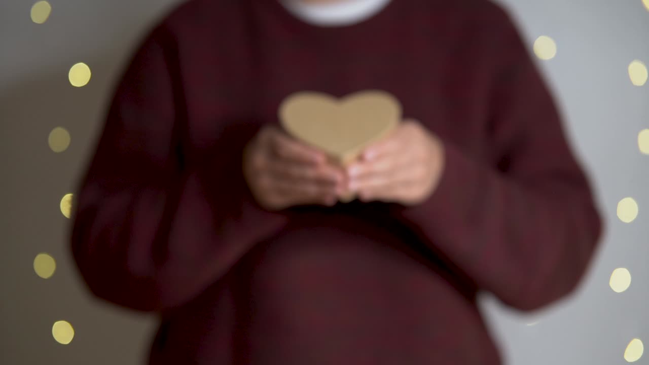 mujer toma el corazón que ella había ofrecido