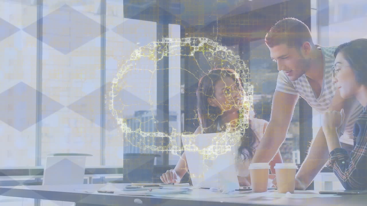 노트북을 사용하는 사업가들 위에서 회전하는 인간의 뇌의 애니메이션