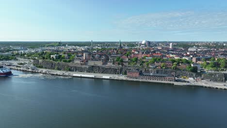 Fjallgatan-Straße-Mit-Wikinger-Linien-Hafen-In-Södermalm,-Stockholm,-Schweden---Ersta-Krankenhaus-Und-Panoramablick-Auf-Die-Stadt-Im-Hintergrund