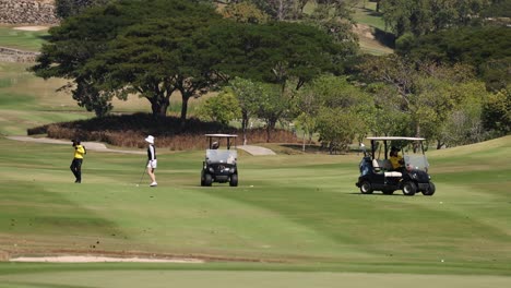 golfer und wagen bewegen sich über den platz