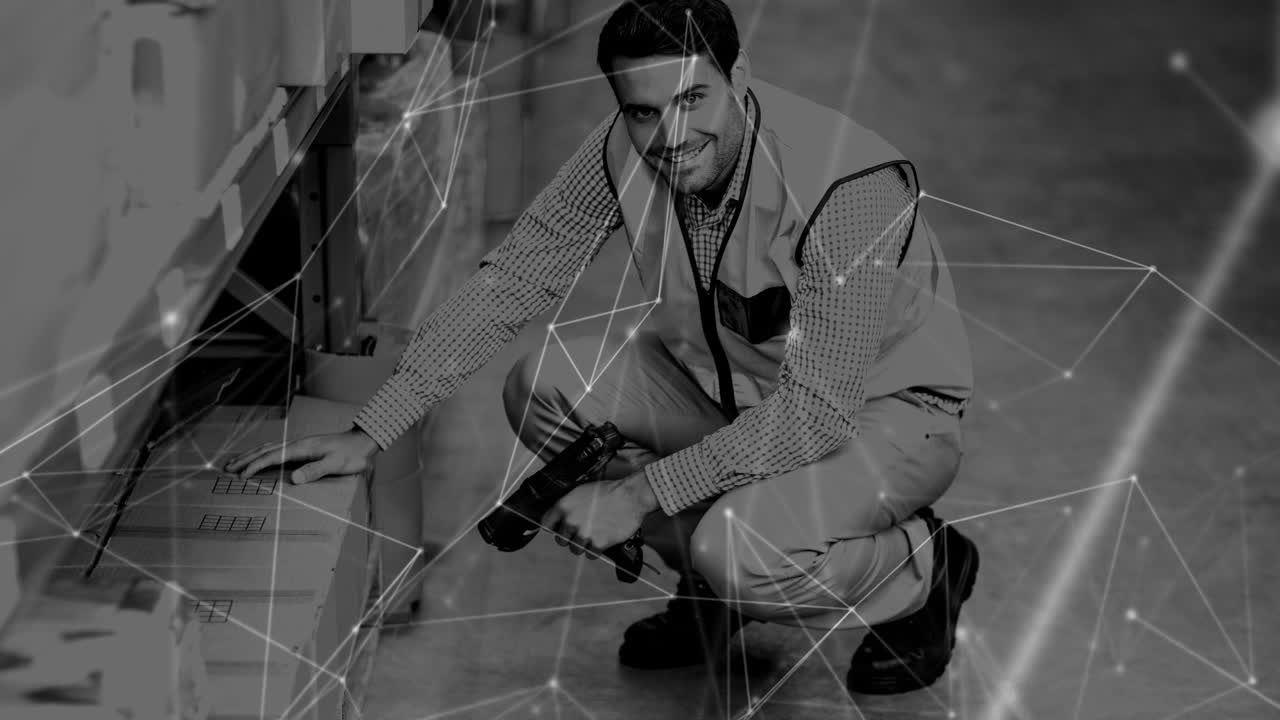 animación de la red de conexiones sobre feliz trabajador de almacén caucásico masculino