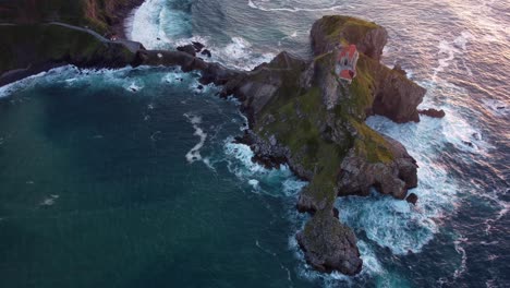 Luftaufnahme-Der-Einsiedelei-Gaztelugatxe-Im-Spanischen-Baskenland,-Felsenburg,-Die-Johannes-Dem-Täufer-Gewidmet-Ist