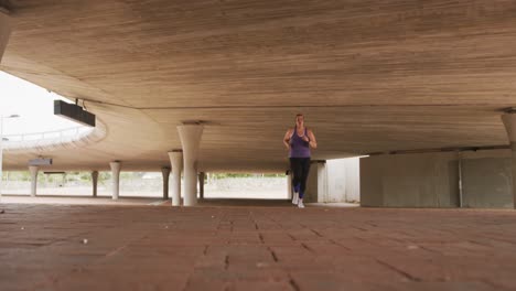 joven mujer caucásica corriendo