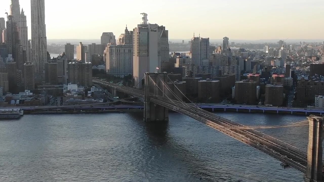Vista del Ponte di Brooklyn con lo skyline di New York City al tramonto