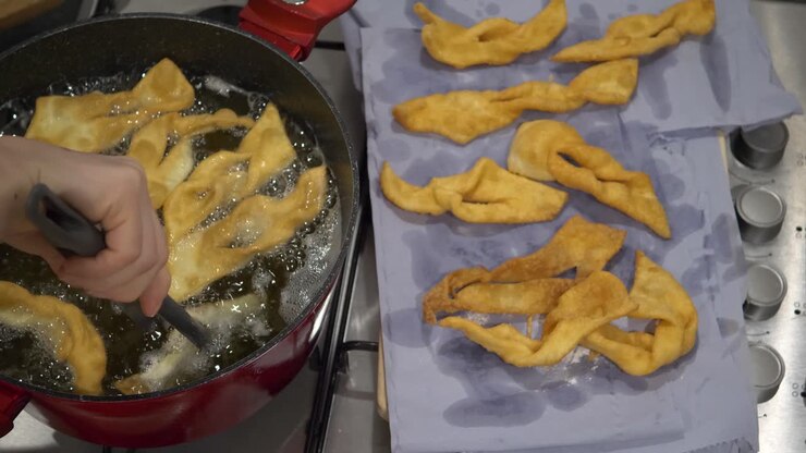 Faworki, piatto nazionale polacco, in frittura, con inquadratura dall'alto.