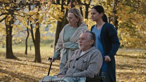 Female-nurse-walking-with-senior-patients-in-park