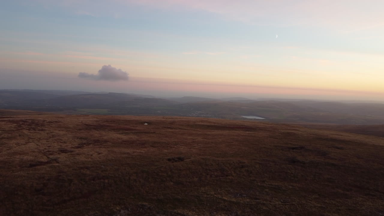 un dron aéreo de 4k disparó sobre el páramo con una nube solitaria
