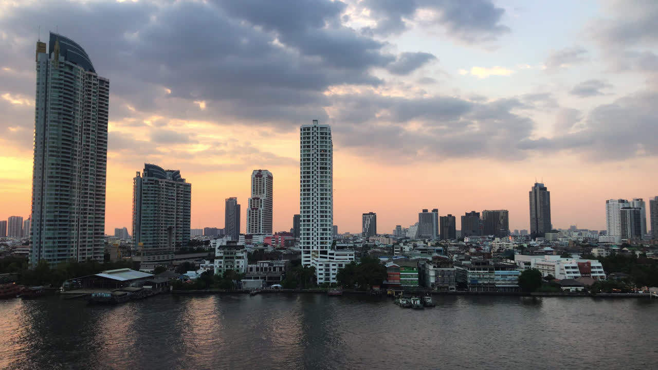 Cidade de Bangkok com o rio Chao Praya na Tailândia