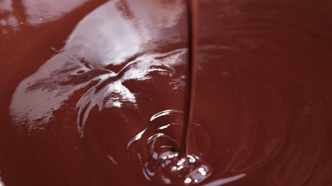 primer plano de la cuchara agitando el chocolate derretido rico