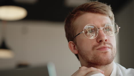 Retrato-De-Un-Trabajador-De-Oficina-Pensativo-Adulto,-Un-Hombre-Guapo-Con-Gafas-Está-Pensando-Y-Escribiendo-Mensajes-En-Internet