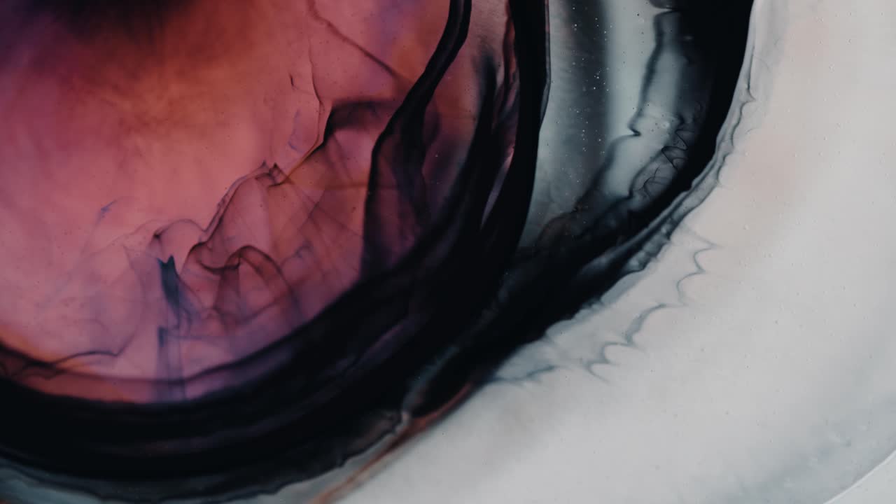 Bellissima reazione chimica di inchiostro e colore su obiettivo macro con miscela di fumo e gas.