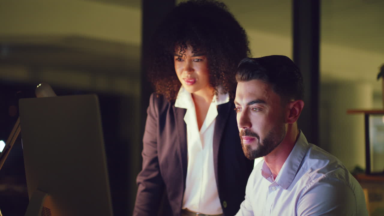 ejecutivo de marketing moderno en su computadora