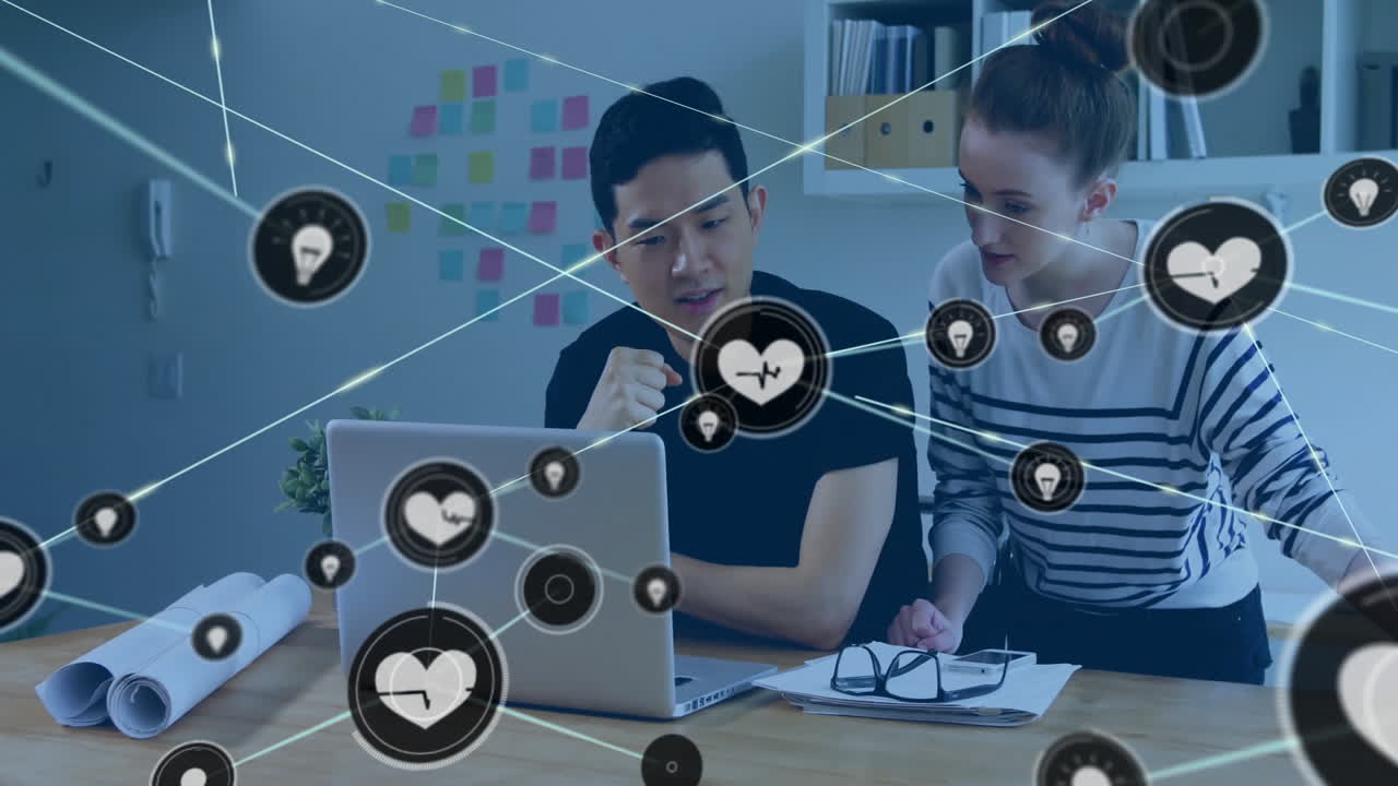 노트북에서 일하는 사람들, 네트워크 연결과 소셜 미디어 아이콘 애니메이션