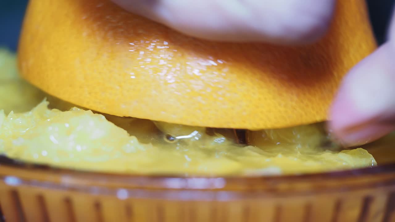 오렌지 주스를 압축하는 것