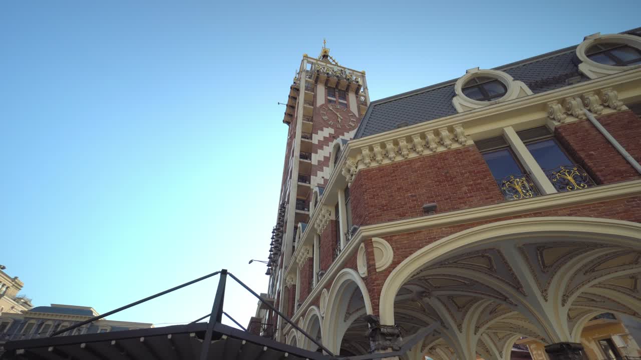 조지아 주 아자라 주 바투미의 아침 파란 시간에 피아자 광장에서 황금 첨탑이 있는 타워.