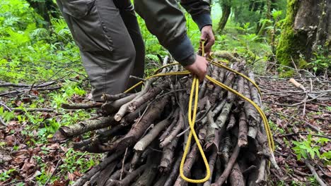 atar un nudo de cuerda en el desierto del bosque supervivencia en la selva hircania de iran azerbaiyán sitio de la unesco ecoturismo actividad de senderismo complejo de alojamiento quemar leña fuego de campamento leña de madera seca rama de árbol pan hornear