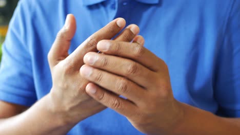 hombre que sufre dolor en la mano de cerca