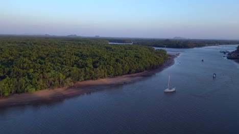 Segelboot-Abend-Mangroven-Fluss-Krabi-Thailand