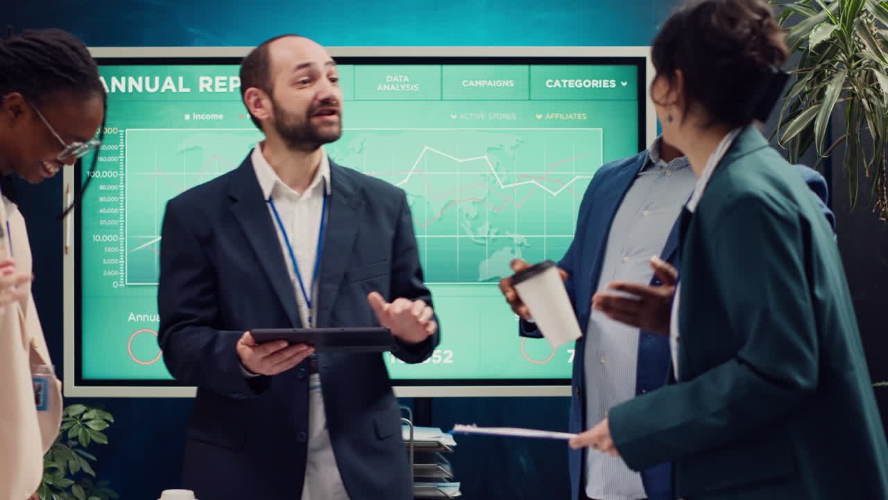 compañeros de trabajo felices y confiados se reúnen en una sala de conferencias para revisar sus resultados