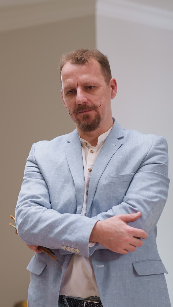 el artista mira a la modelo buscando una postura adecuada en el estudio. hombre enfocado con barba y pinceles grupo mira a la mujer morena en la tienda de arte. pintor creativo en el trabajo